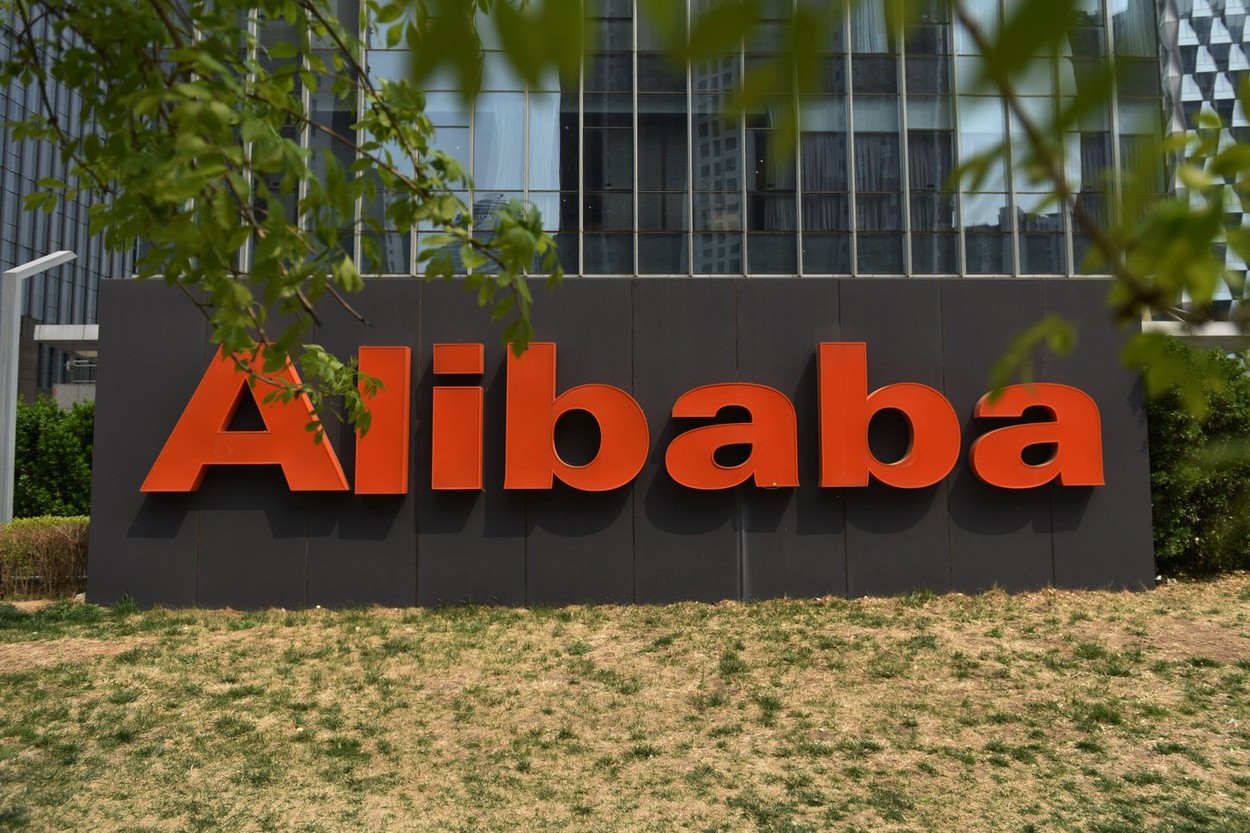 Business internațional. Acțiunile Alibaba, la minimul ultimilor patru ani. Ce s-ar putea întâmpla în continuare, conform gigantului bancar Goldman Sachs