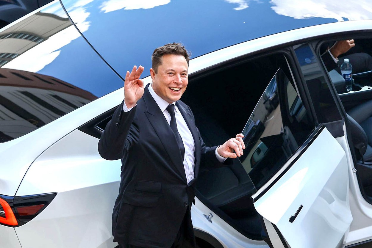Cu o avere netă de 335 mld. dolari, Elon Musk este acum de peste trei ori mai bogat decât Warren Buffet. Tesla, la o capitalizare record de 1.200 mld. dolari