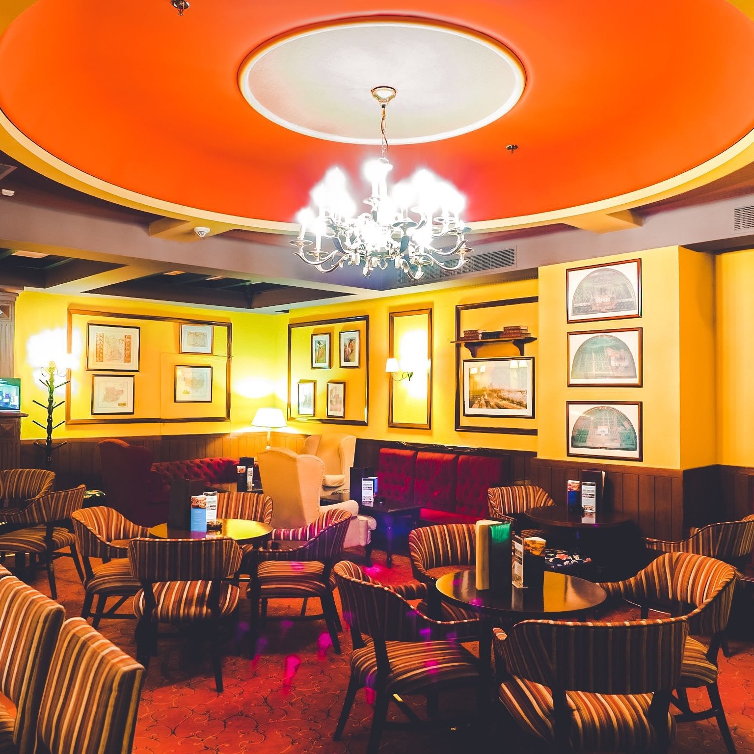 George Copos a dat lovitura: Celebrul English Bar de la Athenee Palace Hilton, un loc al spionilor și poliției secrete, a fost inclus într-un top 25 al barurilor favorite din lume în celebrul supliment ”How to spend it” al Financial Times