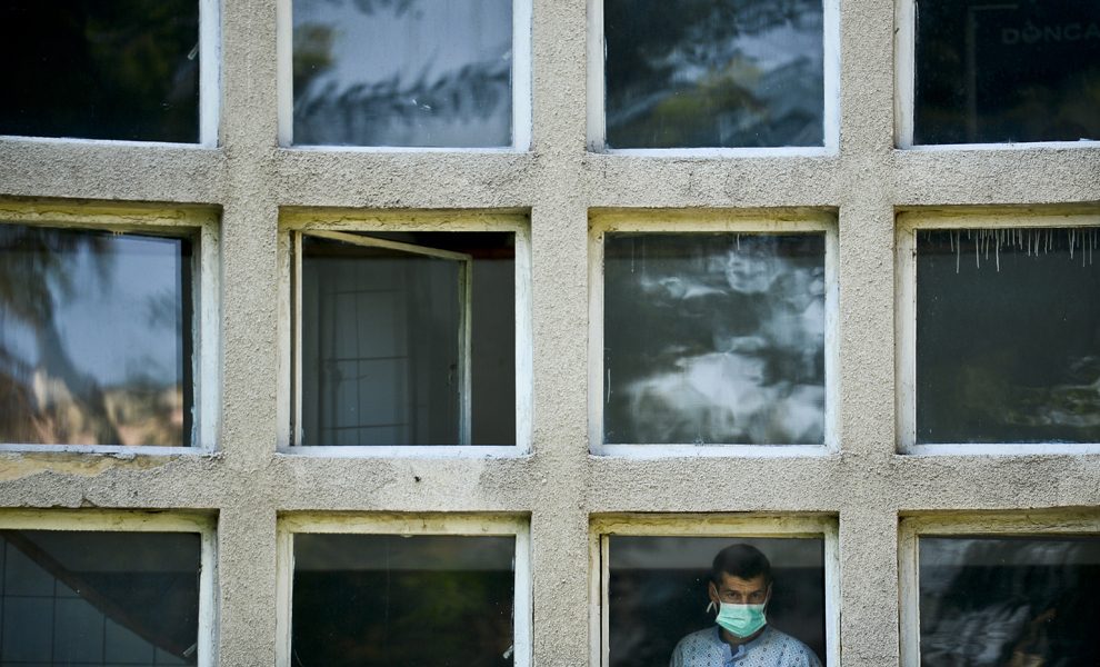 Mărturia primului român infectat cu tulpina Omicron: vecinii nu-l lasă să deschidă fereastra