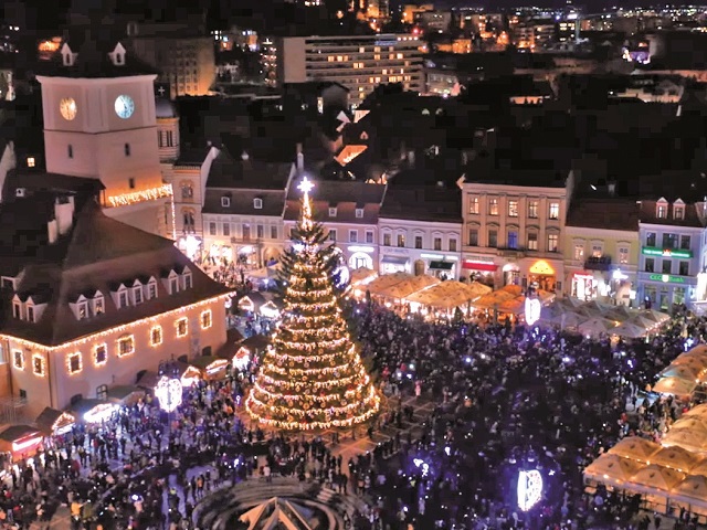 Brașovul a fost inclus în topul orașelor europene cu cei mai frumoși brazi de Crăciun din 2021. Bradul de Crăciun din Brașov, amplasat în Piața Sfatului, are o înălțime de 23 de metri și este împodobit cu 600 de globuri și 30.000 de luminițe