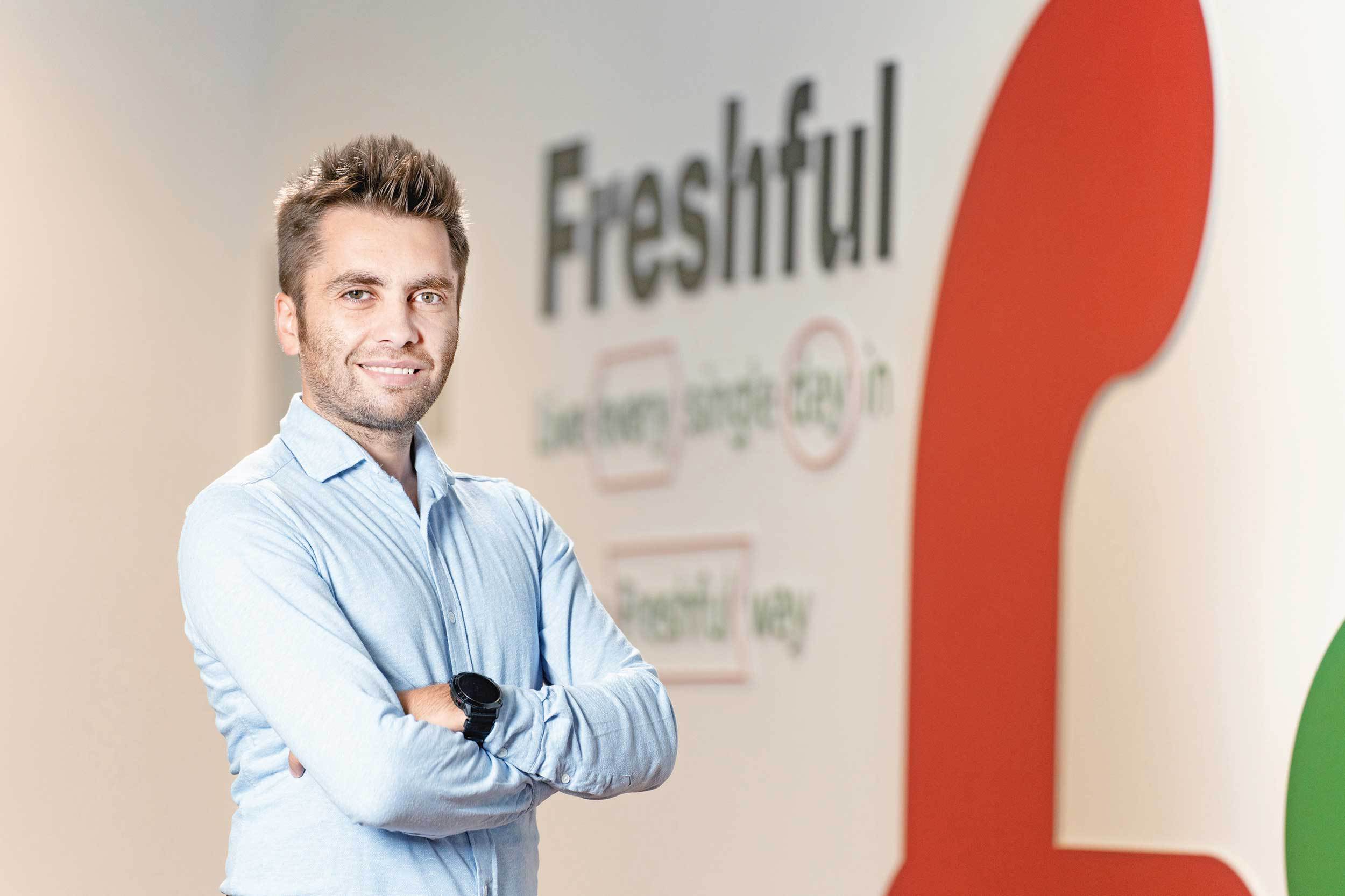 Ca un sportiv de performanță. Cum arată programul tânărului care conduce primul hypermarket online din țară