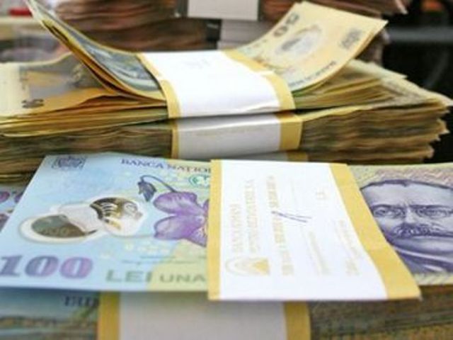 De ce aleg românii să cumpere produse în rate de la retailer în loc să cumpere prin credite bancare?