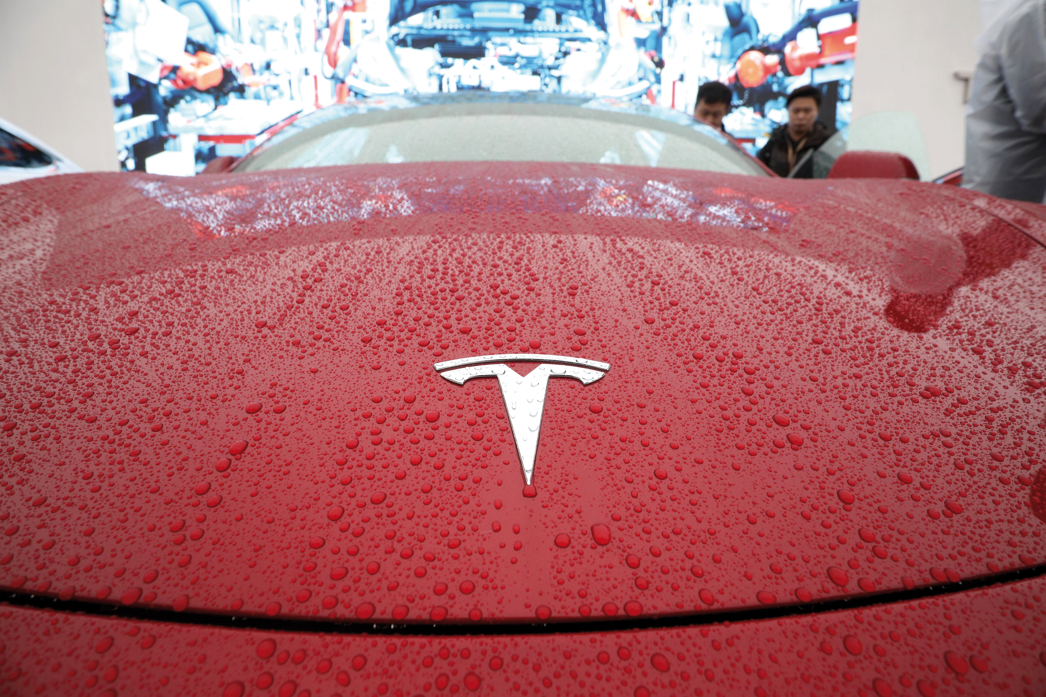 Cea mai mare firmă de taxi din Paris a suspendat utilizarea Tesla Model 3 după un accident fatal. Autoritățile suspectează abuzul pilotului automat ca fiind cauza incidentului