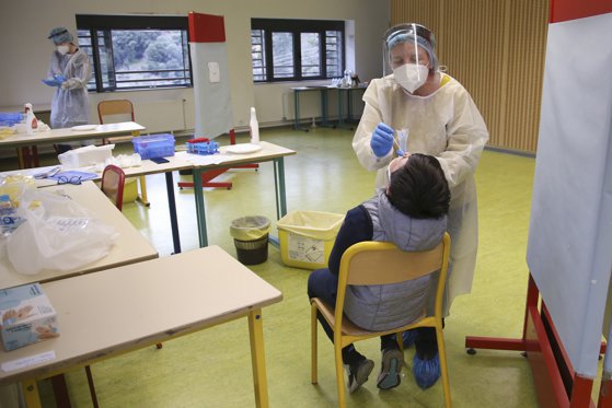 Elevii primesc două milioane de teste de salivă
