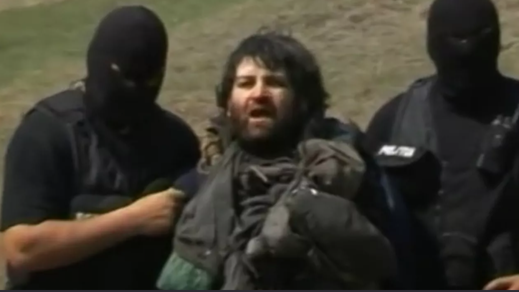 Omul Pădurii, cel mai feroce criminal în serie din pușcăriile românești. Dormea într-o vizuină și spunea că vrea să omoare „gândaci”