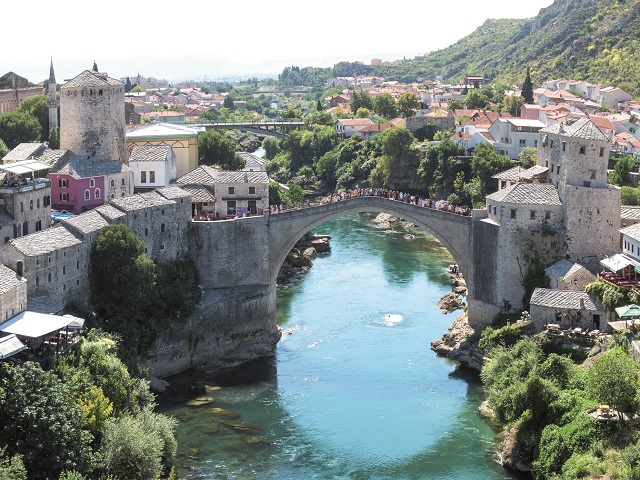 Cineva încearcă să aprindă pulberea din butoiul din Balcani. Bosnia, o țară cu doar 3 milioane de locuitori, riscă să explodeze, iar pe ea se bat SUA, Rusia, Serbia, Turcia și UE