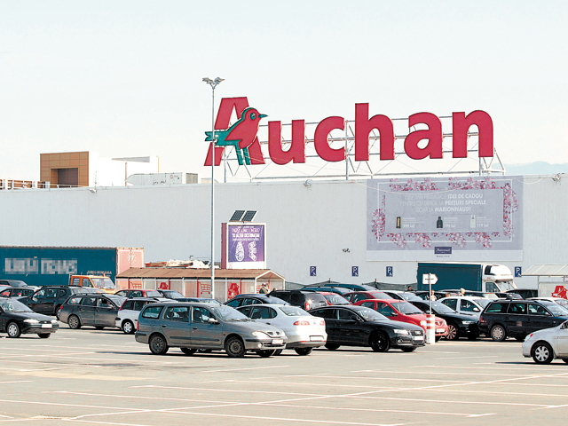 Retailerul francez Auchan lansează o nouă ofertă pentru preluarea rivalului Carrefour