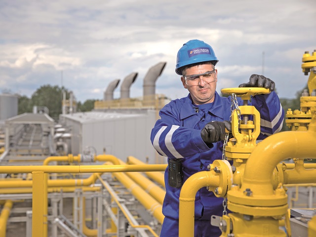 Companii furnizoare de energie, amendate cu 450.000 lei și obligate să recalculeze toate facturile ilegale, în prima săptămână de controale derulate de ANPC
