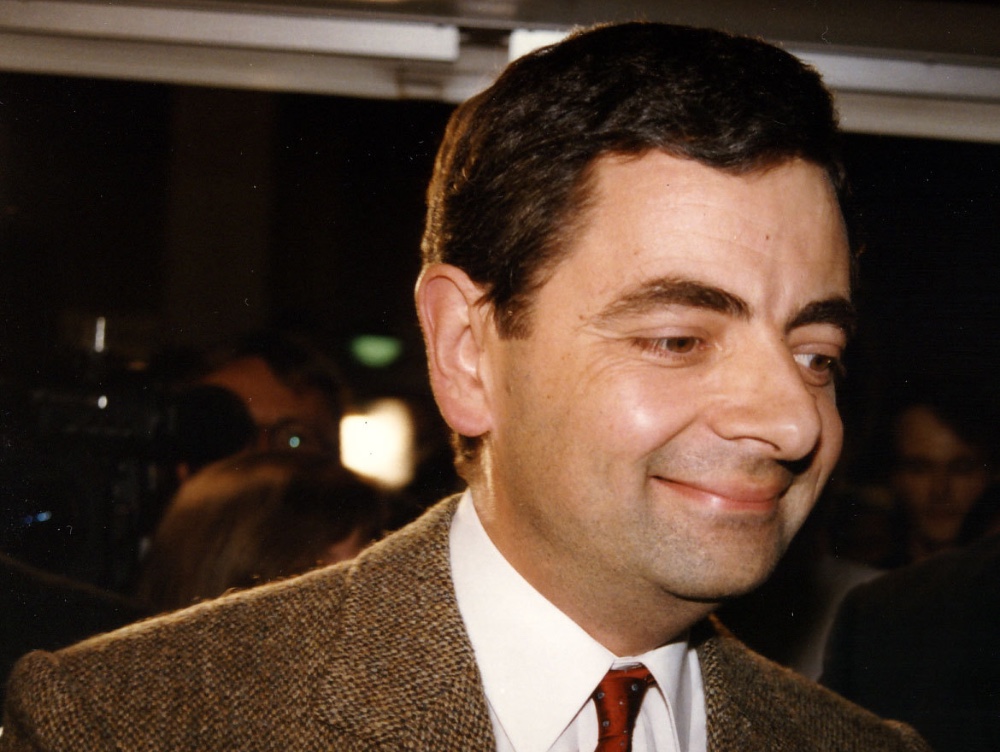 Mr. Bean, la 67 ani. Povestea lui Rowan Atkinson, actorul care și-a transformat bâlbâiala în avantaj