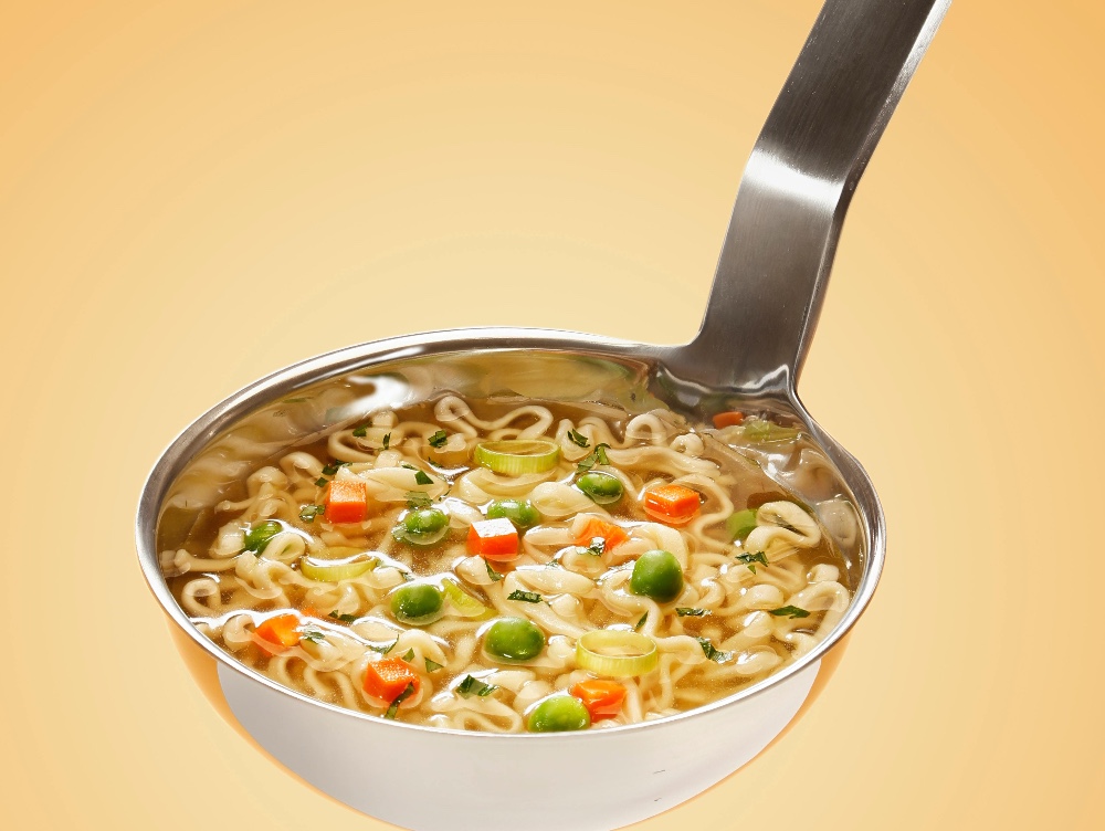 Alimentul pe care îl mănâncă foarte mulți români și care are 10 E-uri și cu 156% mai multă sare decât doza zilnică recomandată