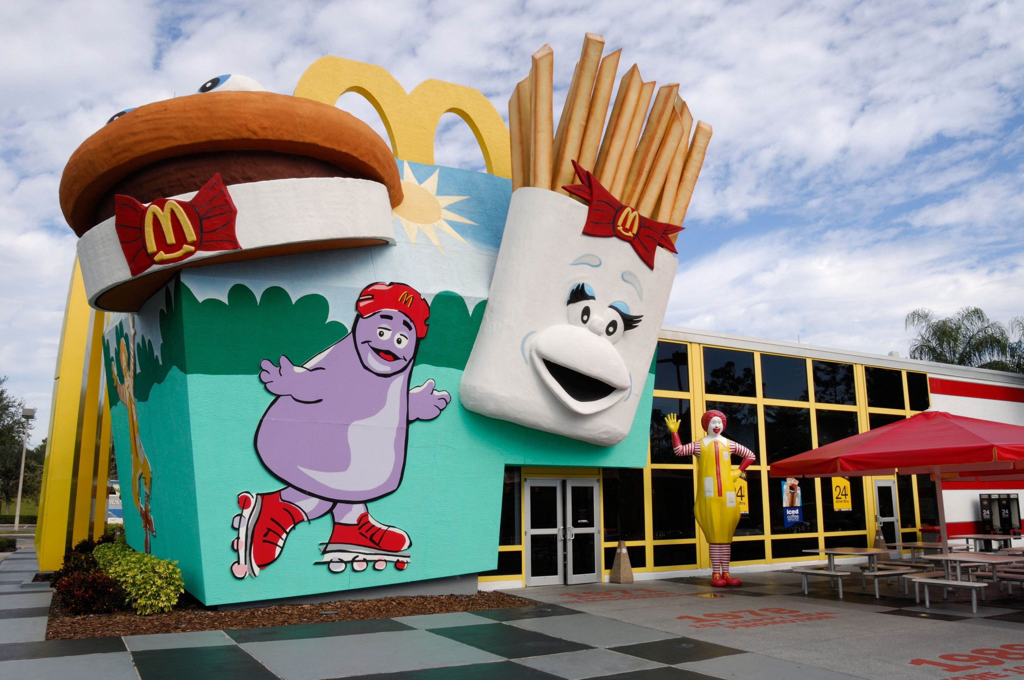 O nouă criptomonedă a crescut cu 285.000% în câteva ore după o glumă a McDonald`s cu Elon Musk