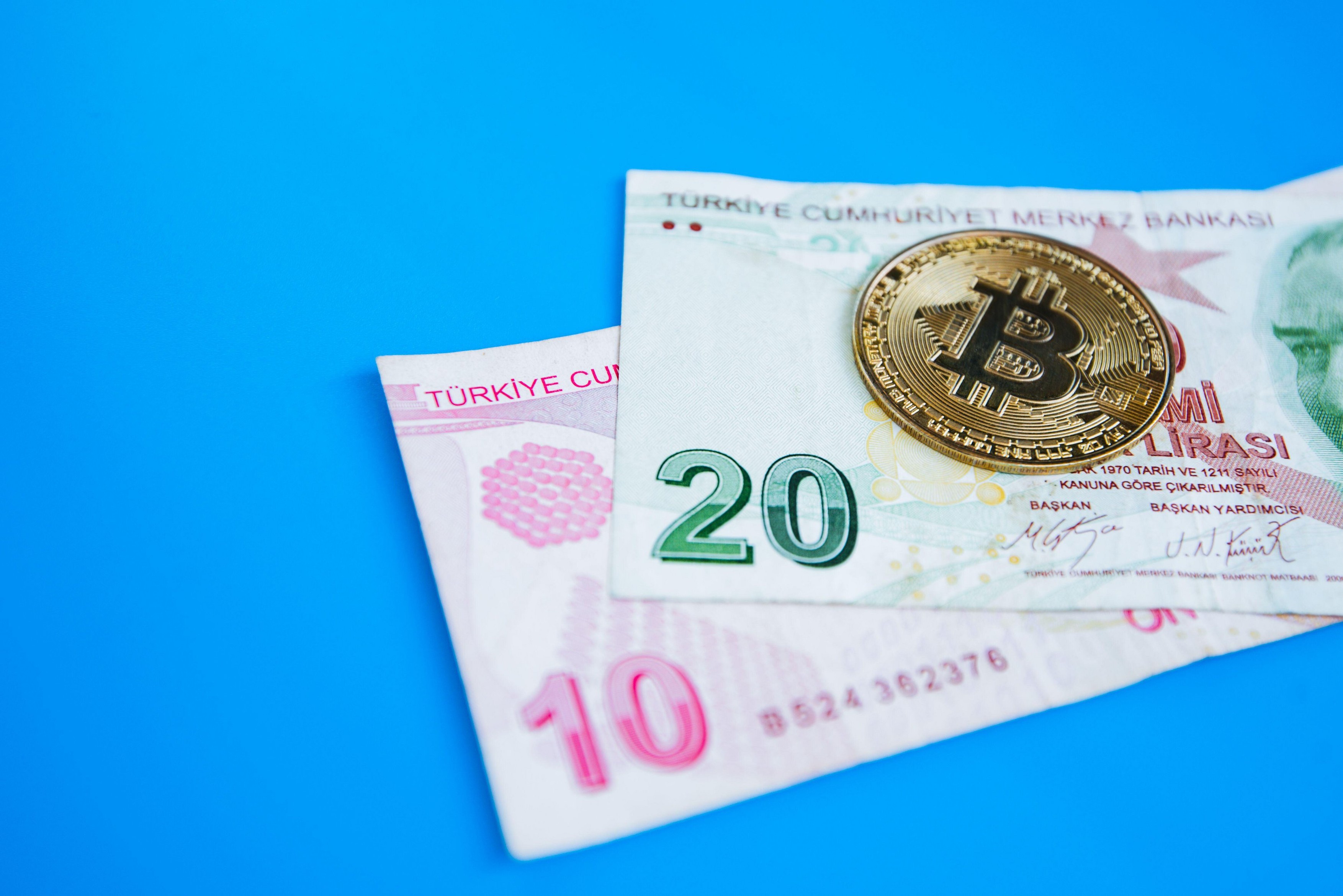 Ce se întâmplă în Turcia: lira turcească a devenit mai volatilă decât bitcoinul