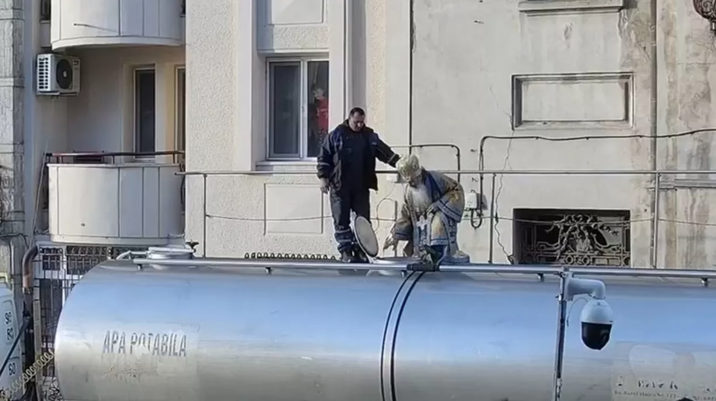 ÎPS Teodosie s-a urcat din nou pe cisternă pentru a sfinți apa de Bobotează: „Agheasma nu infectează, nu e periculoasă”