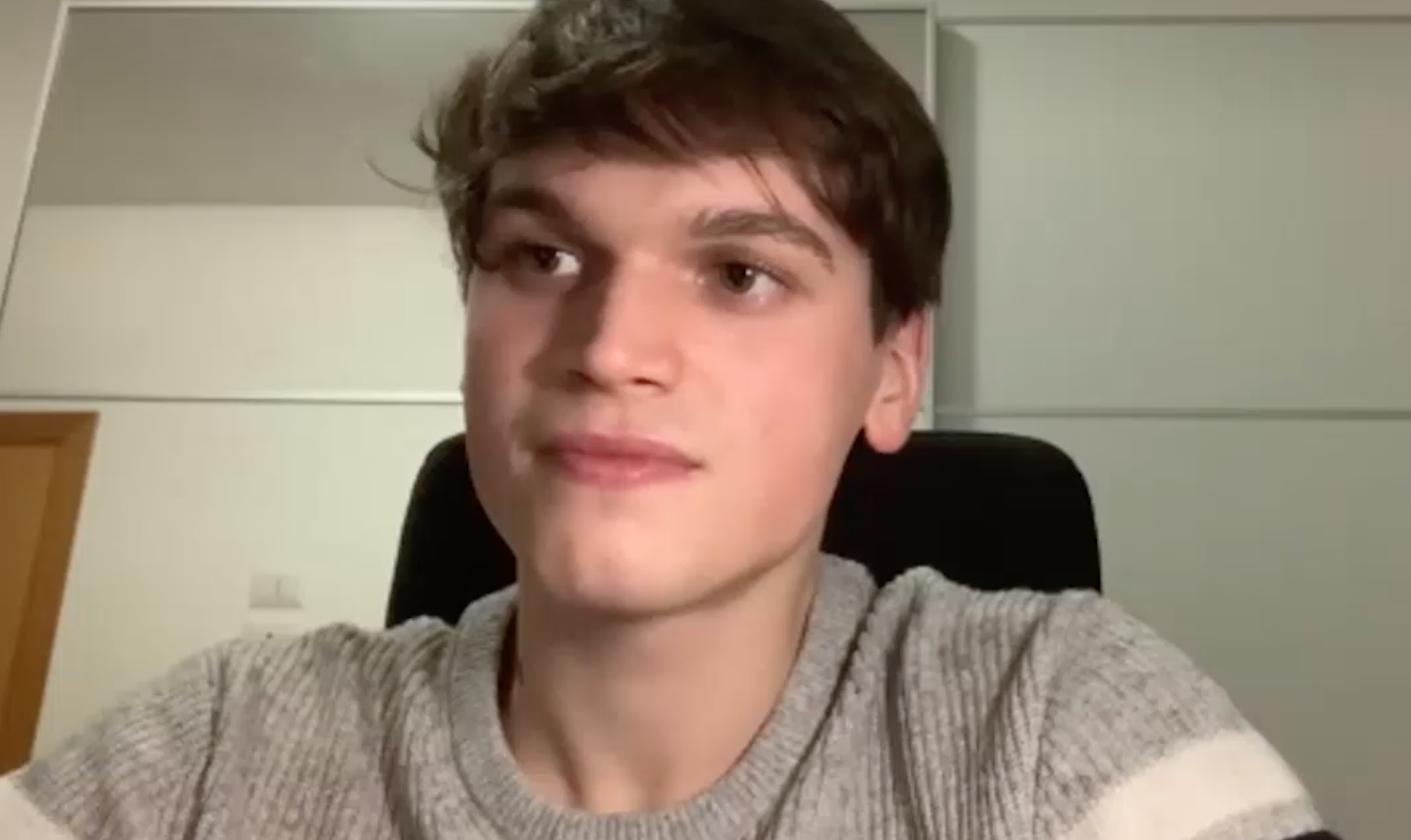 Viorel Ionuț Bohotici, un student român din Italia, a inventat masca inteligentă care își schimbă culoarea când nu mai filtrează aerul. „Dacă ar fi aprobată, ar fi mai ușor să ieșim din pandemie”