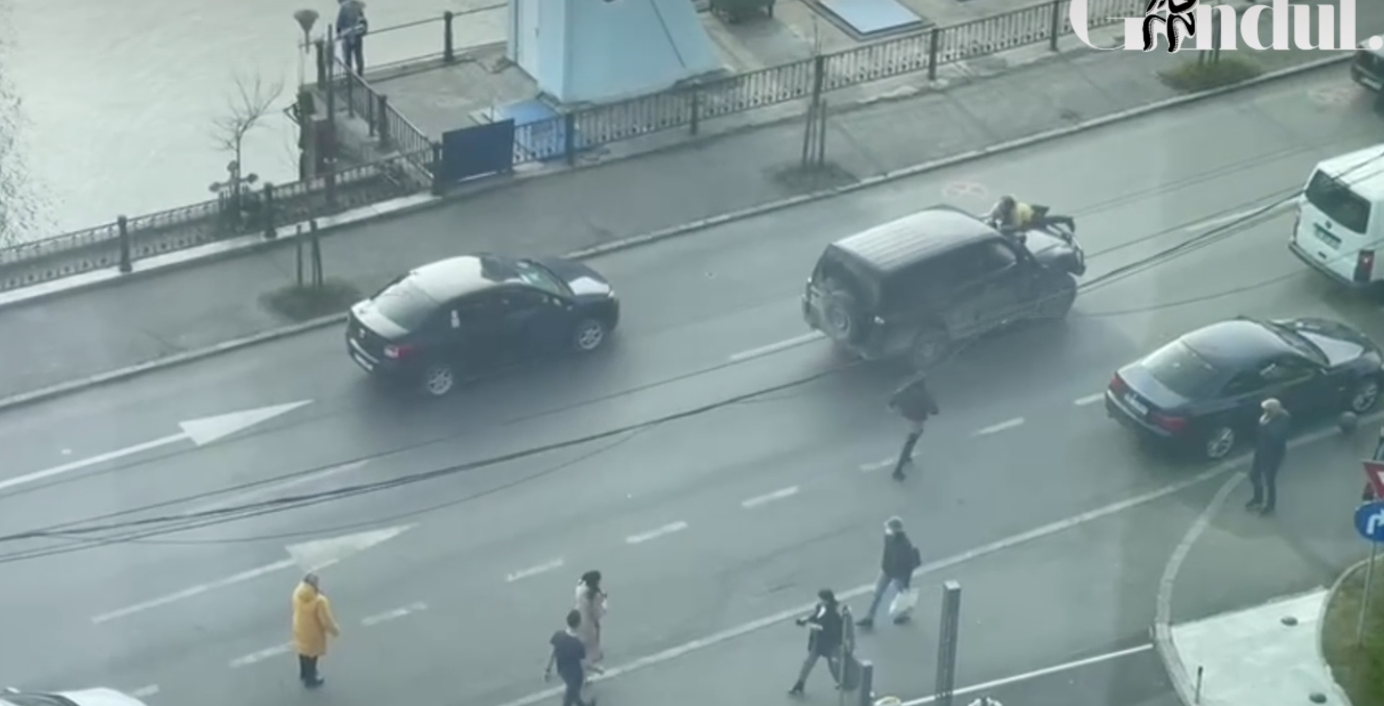 Cine este șoferul filmat în timp ce ducea pe capotă un biciclist, după un conflict în trafic. Este un fost sportiv ce este cunoscut drept o persoană violentă și un apropiat al fostului primar al Sectorului 6, Cristian Poteraș