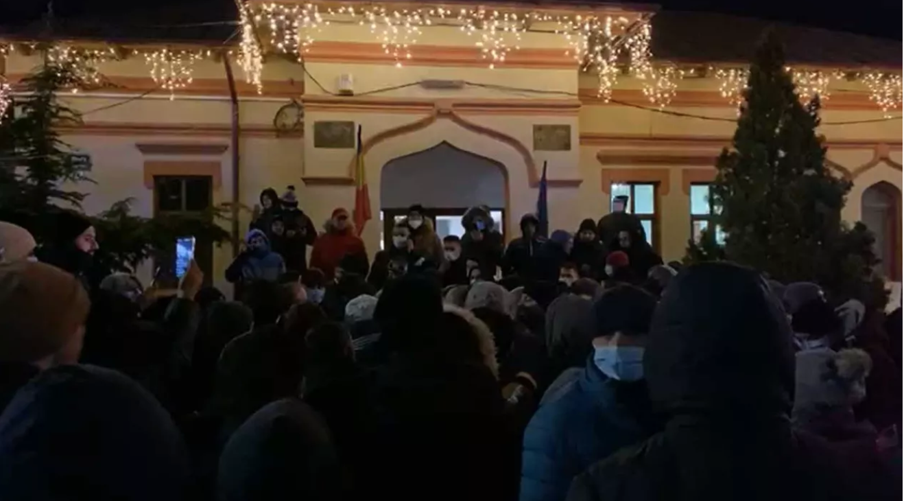 VIDEO | Revoltă la Bolintin Vale, în fața Primăriei. Oamenii cer ca romii să fie alungați din localitate, după ce un șofer de microbuz a fost omorât cu o cărămidă. La fața locului au fos trimiși polițiști, jandarmi și mascați de la SAS