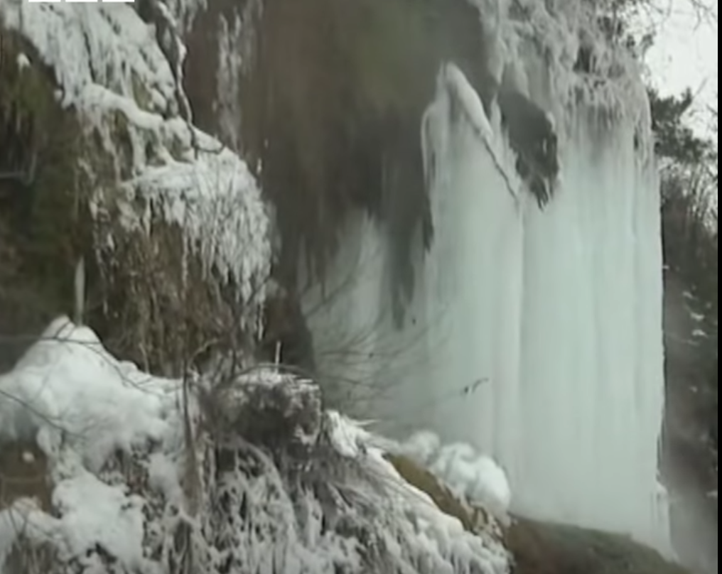 Temperaturi extreme. A înghețat cascada cu apă termală din Toplița - VIDEO