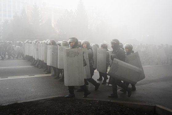 Revoltă în Kazahstan. Protestatarii au dărâmat statuia fostului președinte Nazerbayev