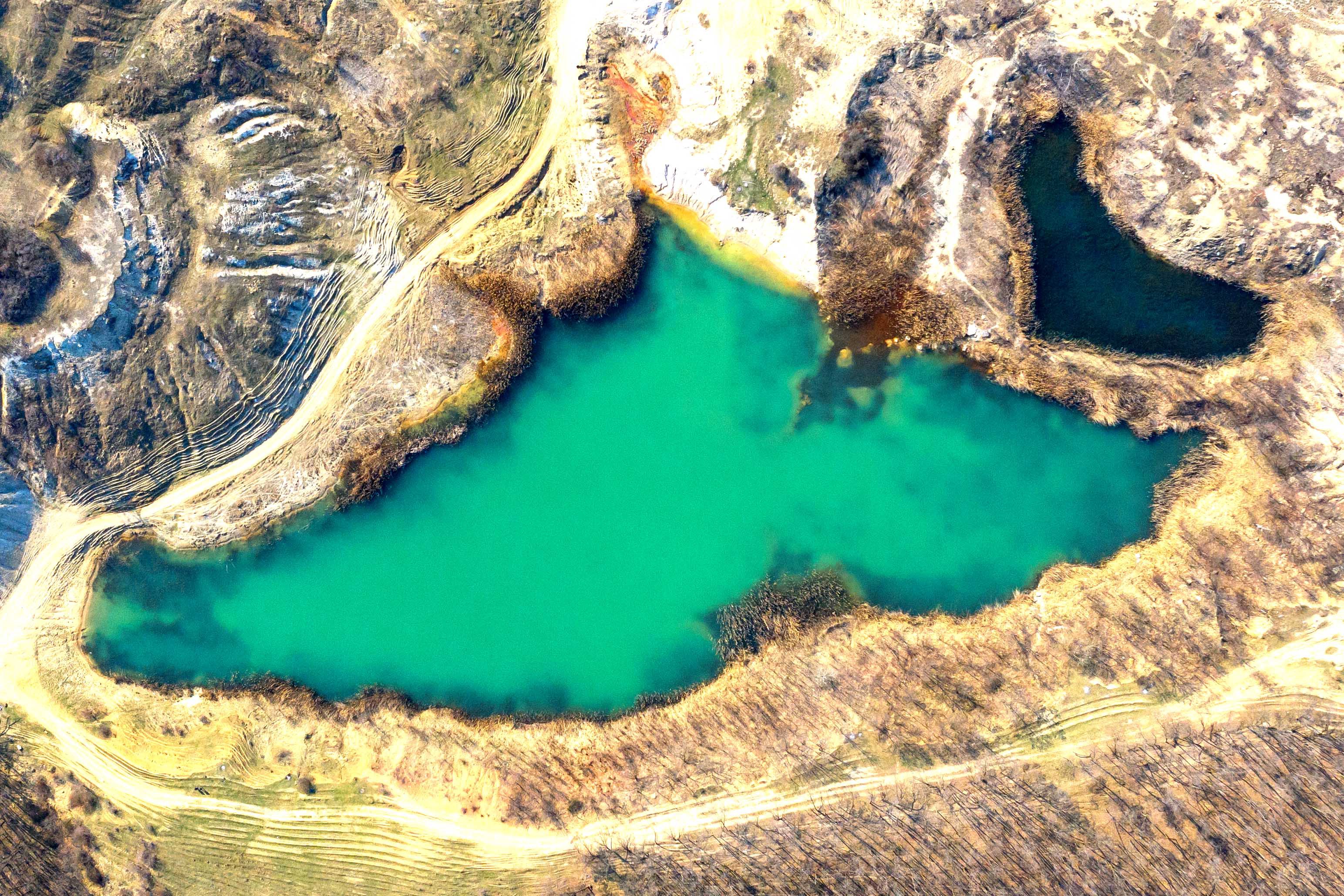 Maldivele din România. Lacul cu apa turcoaz ca smaraldul de care foarte puțini au auzit