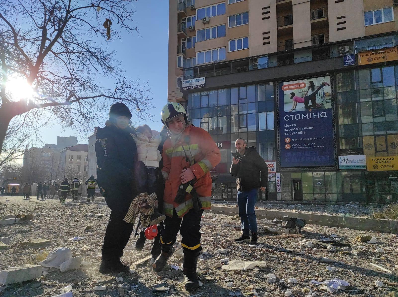 Imaginea dezastrului de sâmbătă dimineață din Kiev. “O rachetă balistică de pe teritoriul Belarusului a lovit o clădire rezidențială”