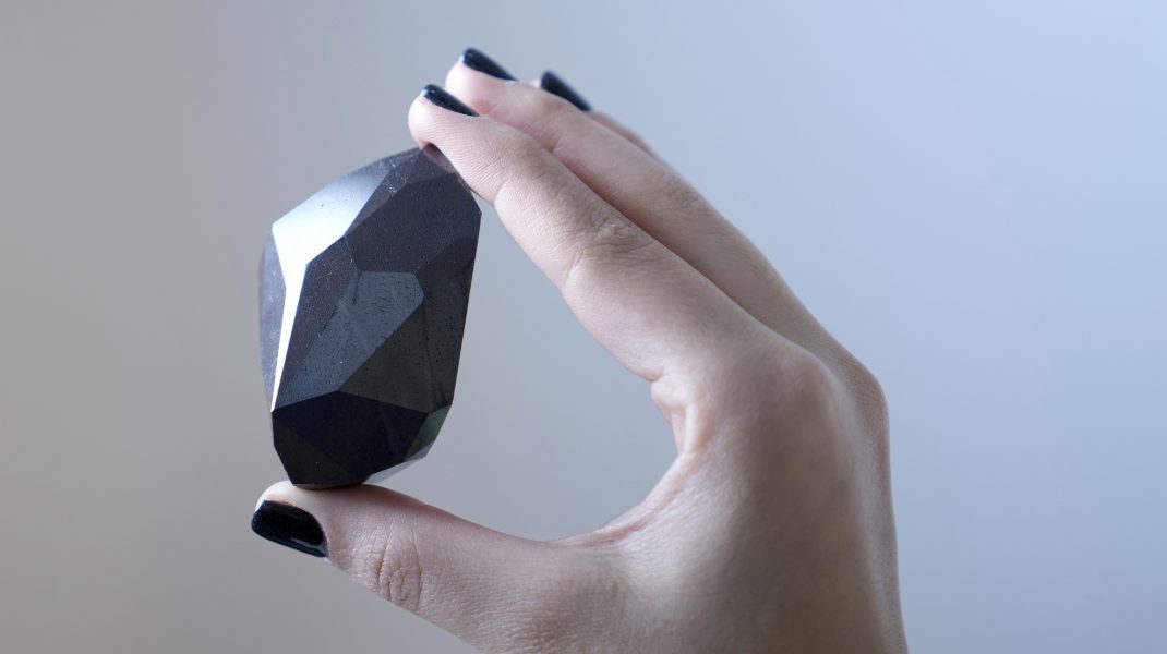 Cu ce sumă fost vândut „Enigma”, uriașul diamant negru despre care se crede că provine din spațiu