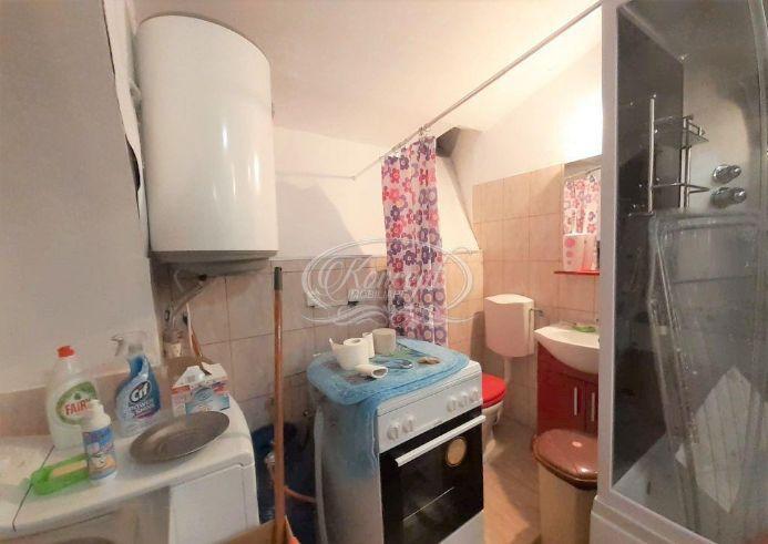 Garsonieră cu bucătăria în baie, la Cluj-Napoca. WC-ul este ascuns după aragaz. Cu cât se vinde