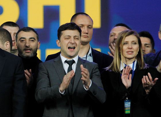 Zelenski salută propunerile de negocieri de pace într-un mesaj video