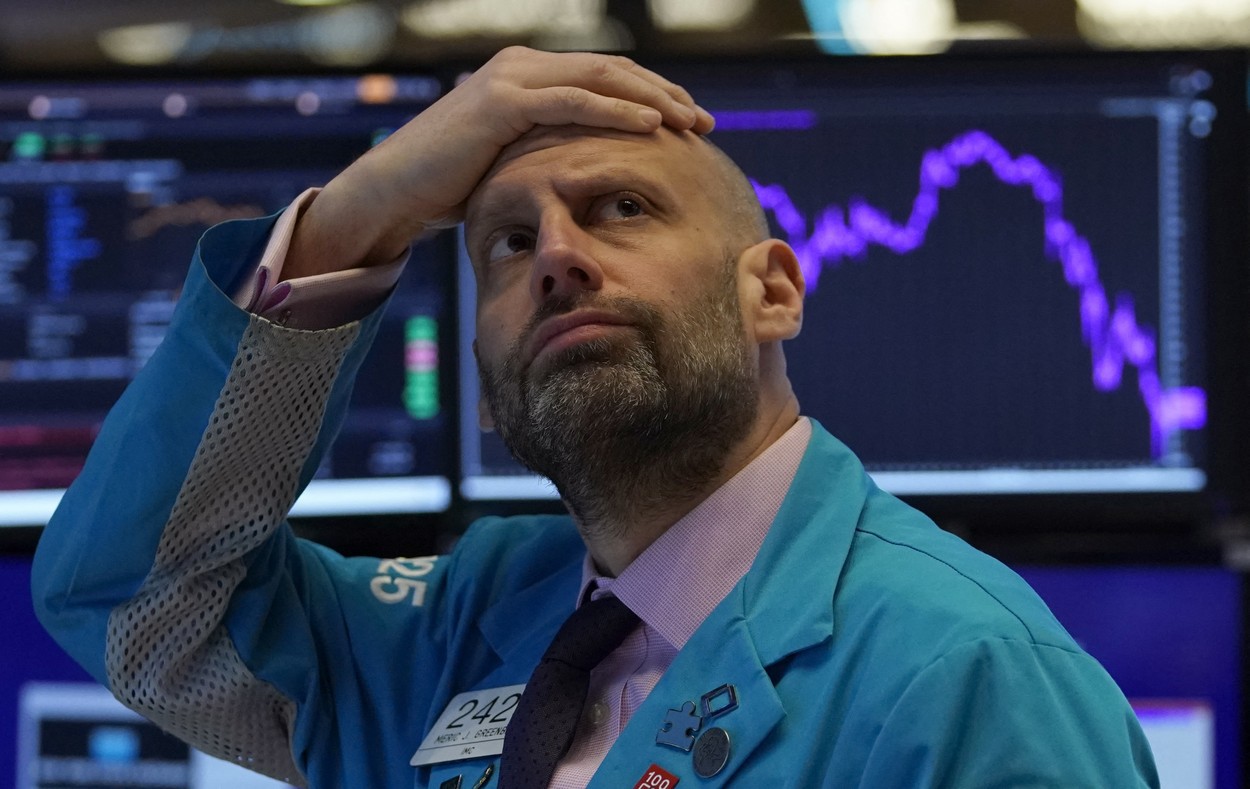 Noi runde de declin pe bursele americane: Dow Jones scade cu 1,6% după anunțarea sancțiunilor lansate împotriva Moscovei. S&P 500 și Nasdaq se depreciază cu 1,2%, respectiv 0,8%