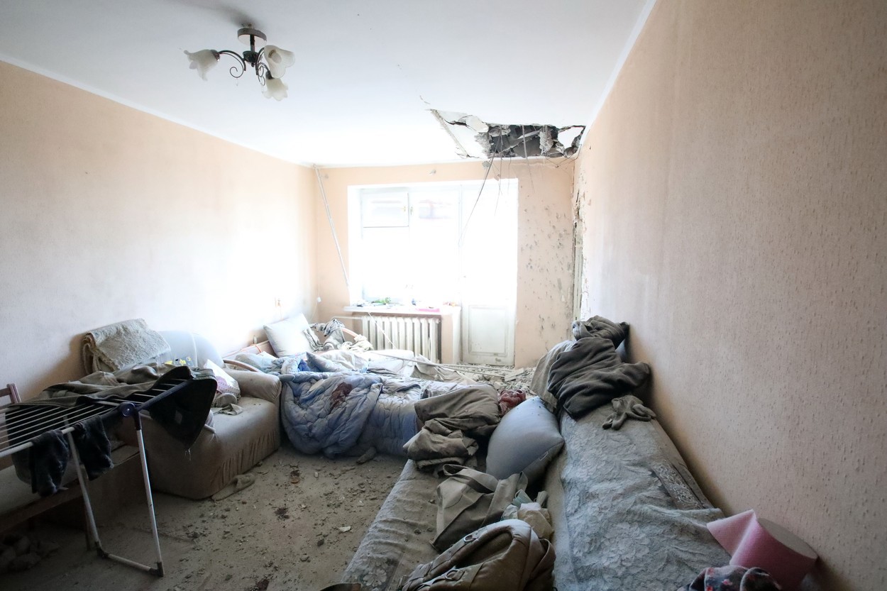 Zeci de morți și sute de răniți după bombardamente masive care vizau obiective civile în Harkov, Ucraina. Rachetele au fost lansate în timp ce delegațiile Rusiei și Ucrainei sunt la negocieri pentru pace