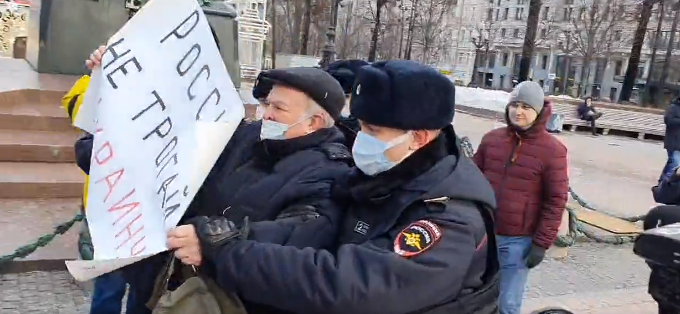 Protest la Moscova față de iminenta invadare a Ucrainei. Polițiștii i-au reținut pe protestatari