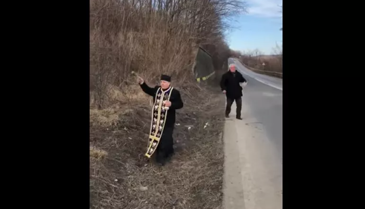 Slujbă religioasă în „curba morții”. Un preot a sfințit o zonă în care au loc frecvent accidente rutiere