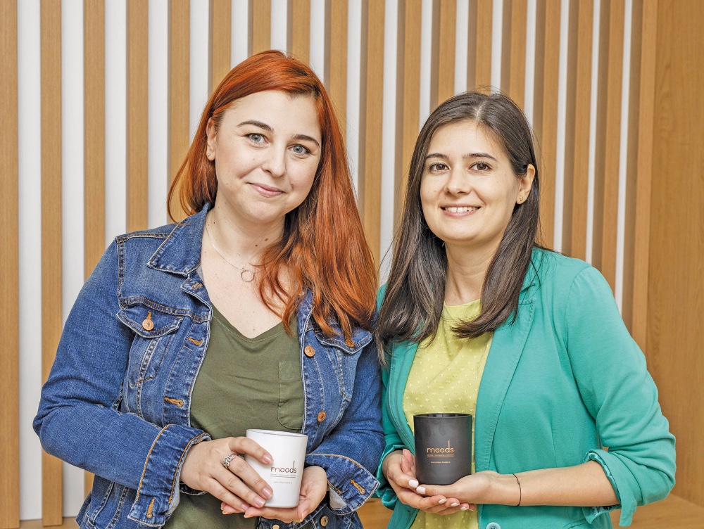 Povestea a două tinere care au reinventat tradiționala lumânare și au transformat asta într-o afacere. Cât costă lumânările făcute de ele
