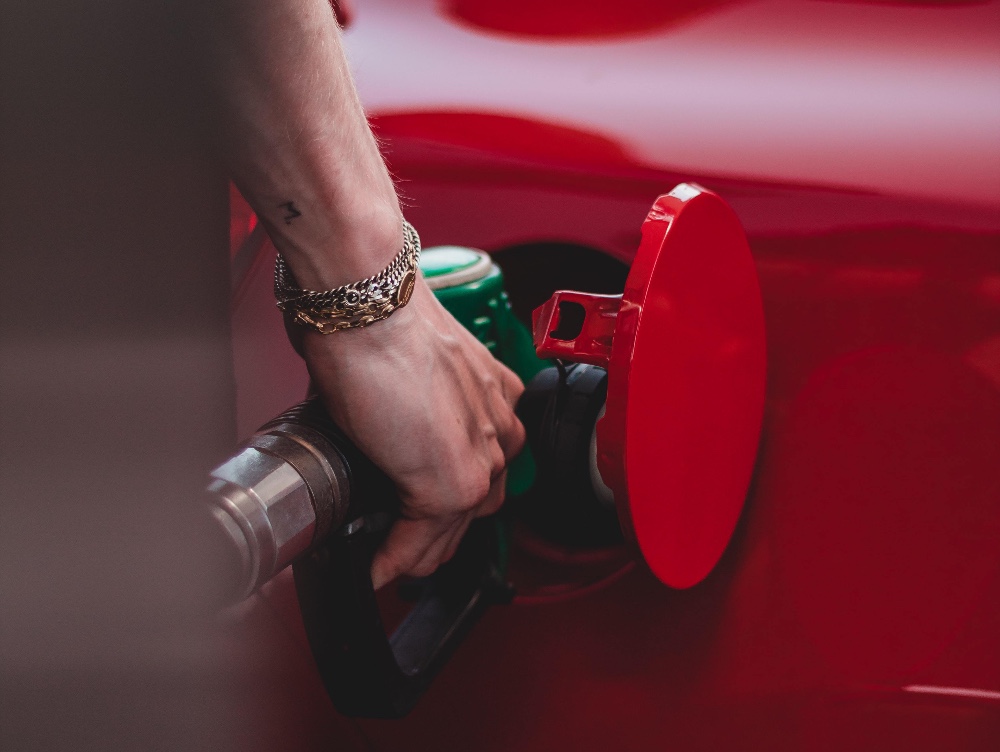Vești proaste pentru toți șoferii din România. Benzina și motorina se scumpesc din nou și ajung cu 30% mai scumpe față de anul trecut