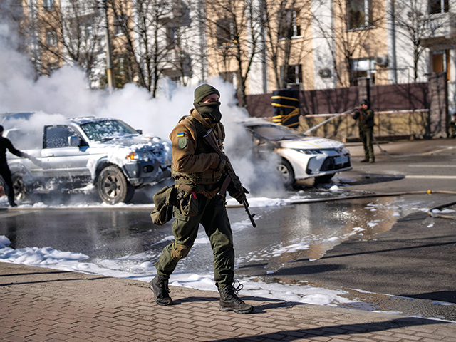 Cum își trăiesc viața locuitorii Kievului, un oraș de 3 milioane de locuitori: Refugiați în stațiile de metoru și adăposturi subterane, așteptând următoarele raiduri și bombardamente. Exploziile de dinainte de răsărit au devenit o parte obișnuită a vieții, iar resturile de la rachete distrug zeci de clădiri rezidențiale și făcând imposibilă o viață normală