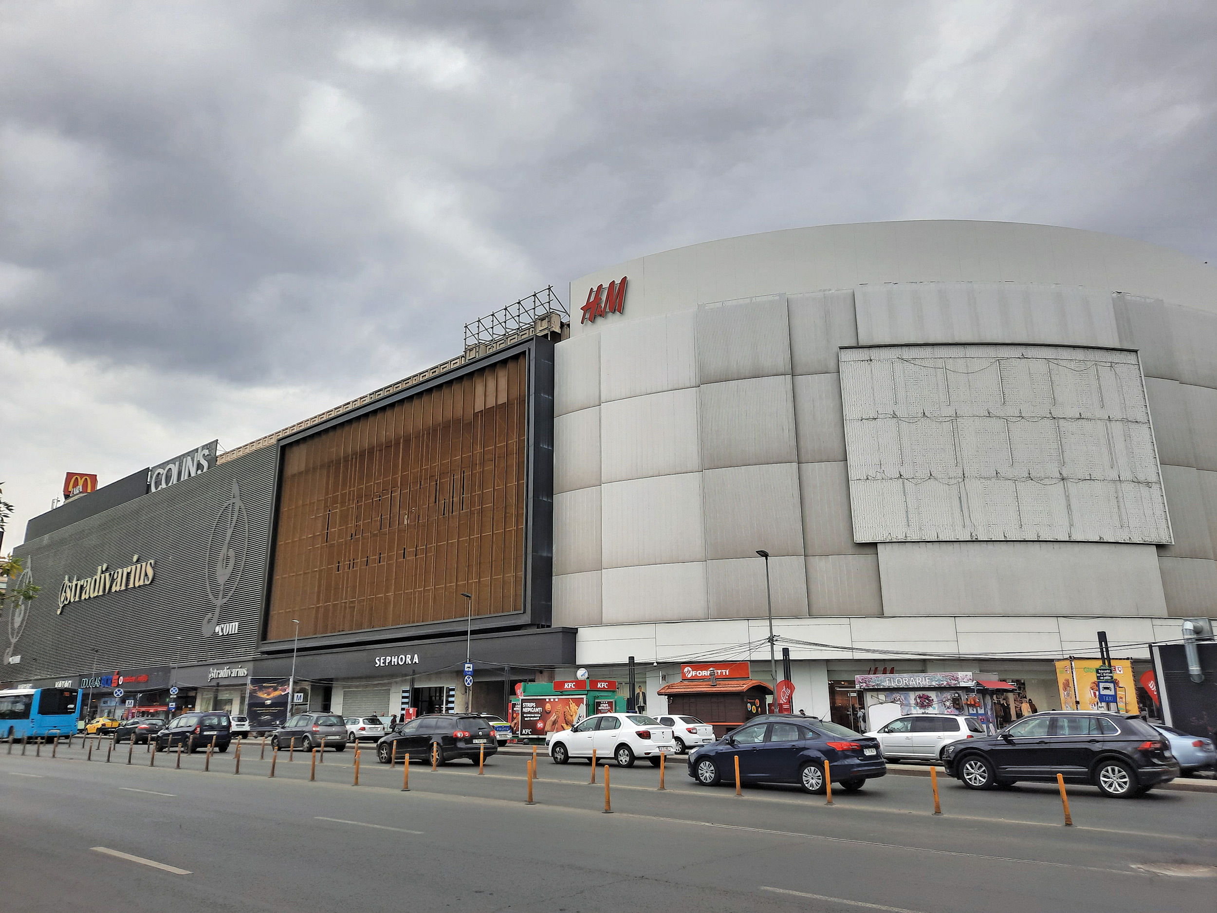 Mall vs. stradal, deschideri vs. închideri: de ce sunt centrele comerciale un magnet pentru români, iar magazinele din spațiile stradale nu atrag cumpărători?