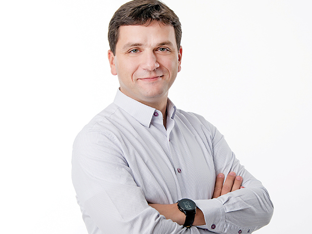 La 25 de ani, punea bazele propriei companii, cu un singur angajat și un birou de apartament. Astăzi, are parteneri precum Microsoft, Google și Adobe, iar afacerea generează venituri de aproape 18 milioane de euro