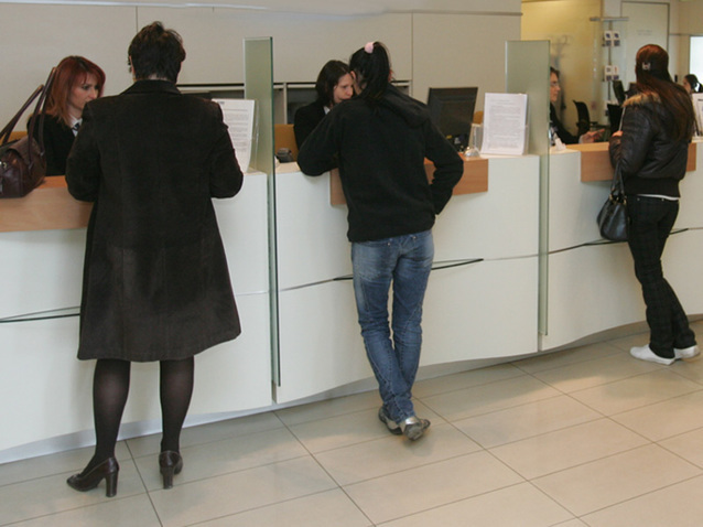 Cine conduce topul băncilor mari după active în 2021. Primele cinci bănci mari aveau în 2021 active cumulate de 400 mld. lei, adică 62,6% din total. Activele totale din sistemul bancar au avansat cu 14%, la un record de 639,7 mld. lei