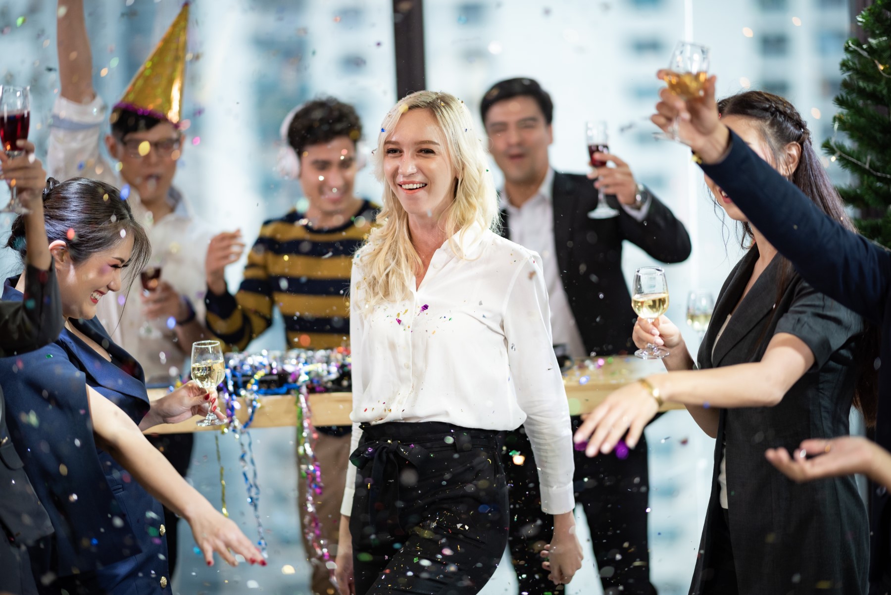 (P) Cum să fii îmbrăcat pentru un eveniment corporativ? Creează un aspect la modă