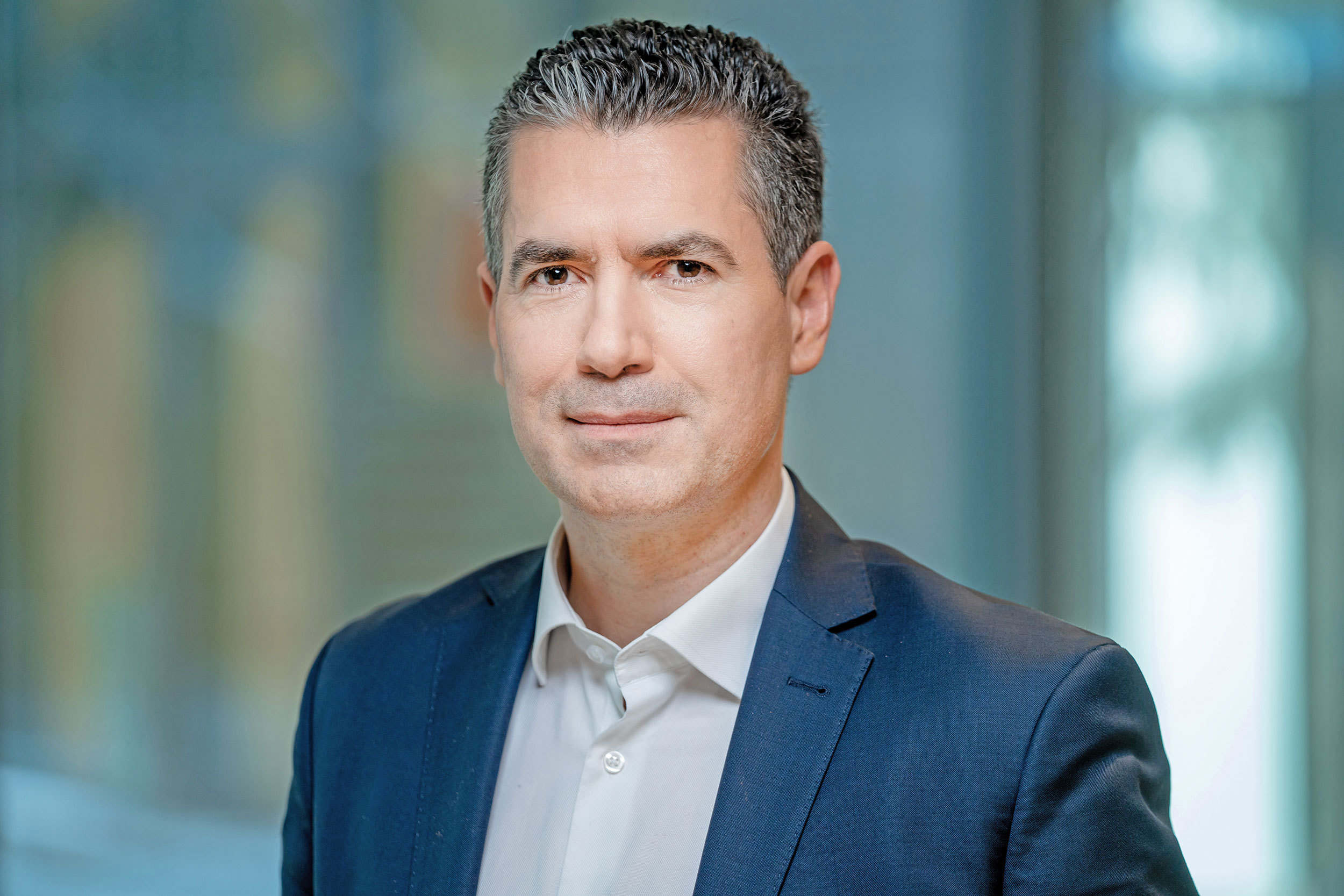 100 Cei mai admirați CEO din România 2021. Julien Munch, CEO, Carrefour România - 077