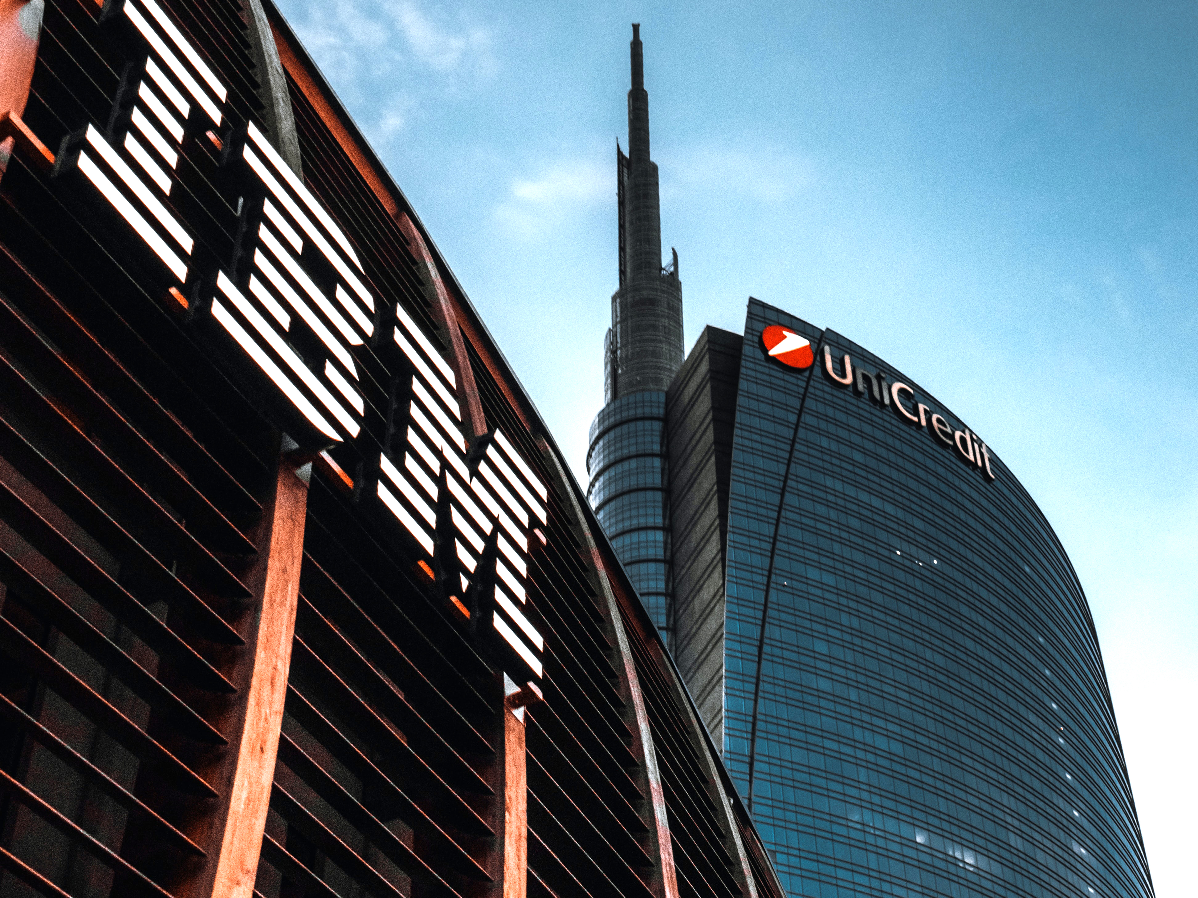 IBM își suspendă afacerile din Rusia