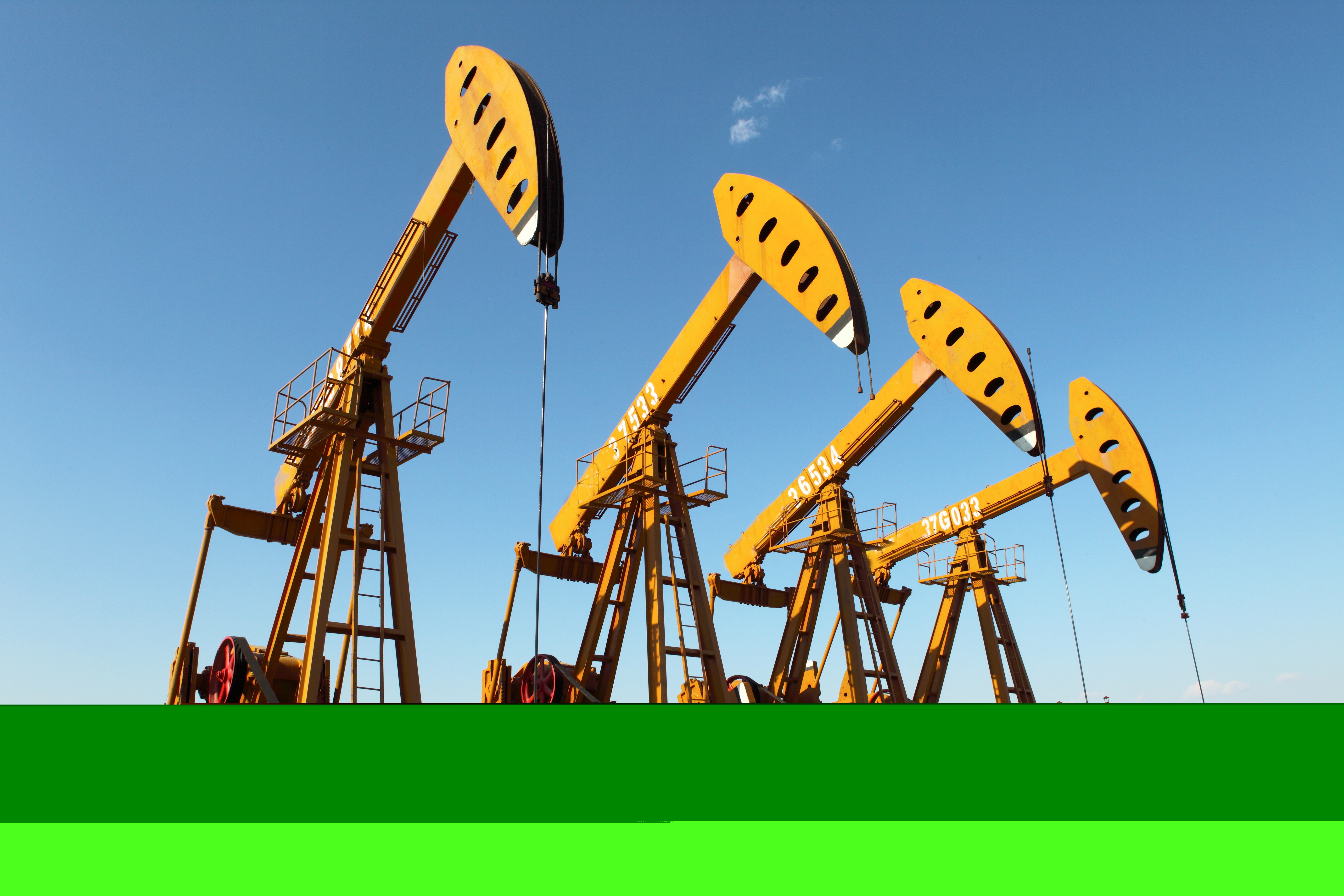 Petrolul crește, în timp ce UE se gândește la o interdicție pentru țițeiul din Rusia