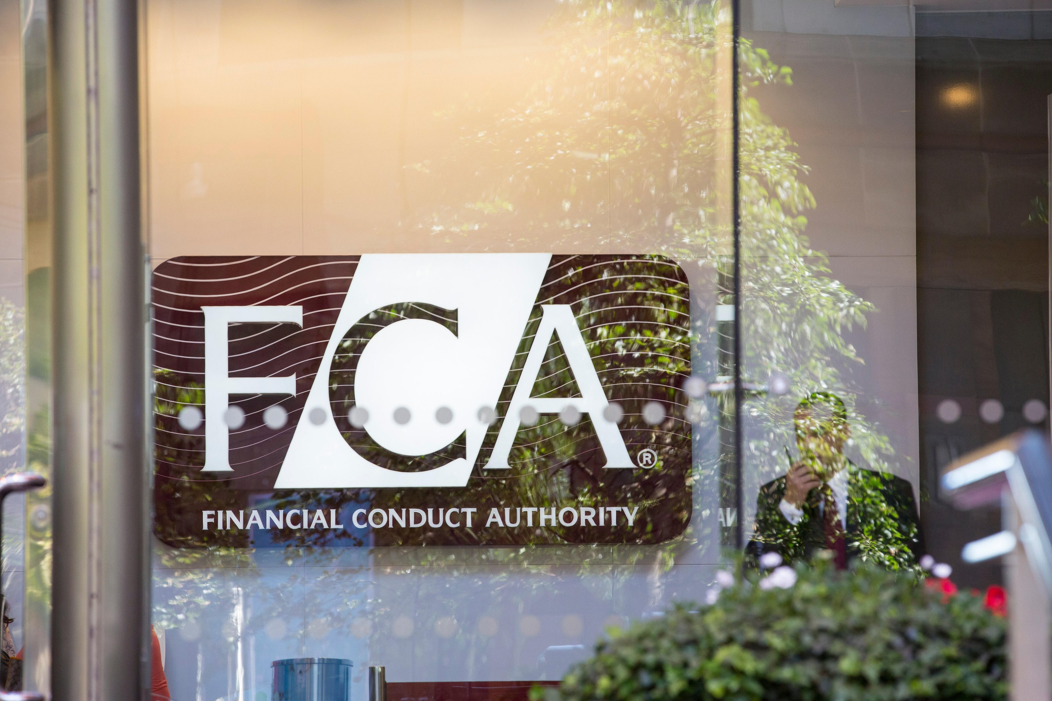 Haos în reglementare în Marea Britanie: Furnizorii de servicii crypto aleargă după autorizații în Europa cu câteva zile înainte ca o decizie a supraveghetorului FCA să îi forțeze să supende temporar actvitatea
