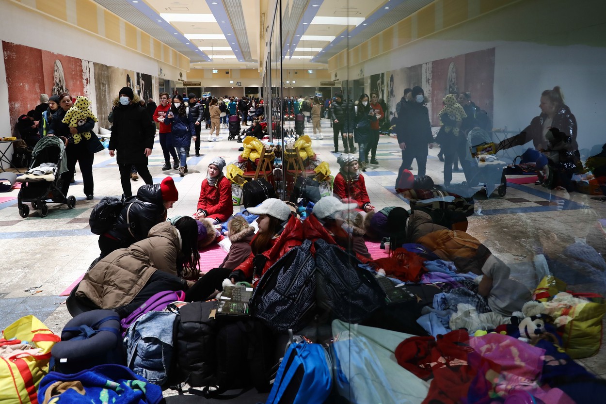 Strigătul disperat al unei mame ucrainence care a trebuit să fugă din țară: Am plâns până am rămas fără lacrimi. Sper cu adevărat că vom supraviețui, pentru că avem oameni pur și simplu incredibili. Avem oameni care sunt gata să doboare tancuri cu mâinile lor