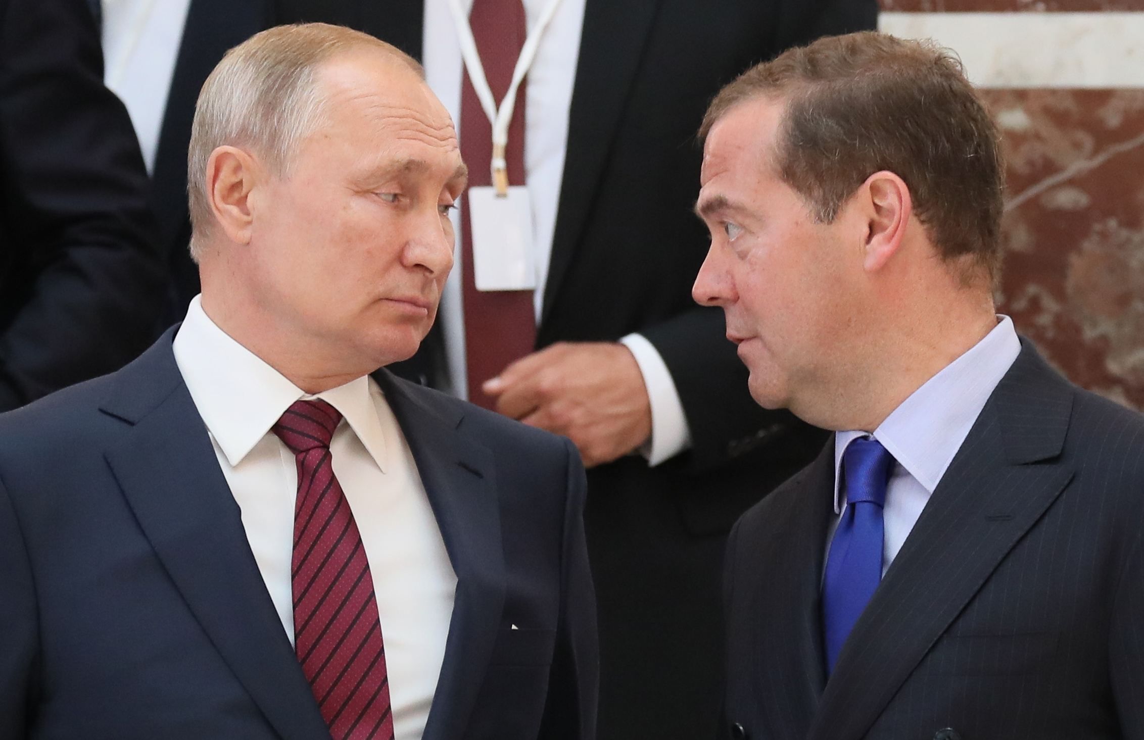 Dmitri Medvedev, fostul premier și președinte rus, și unul dintre cei mai puternici oameni de la Kremlin: Astăzi, un ministru francez a declarat război economic Rusiei. Aveți grijă cum vorbiți, domnilor! Și nu uitați că, în istoria omenirii, războaiele economice s-au transformat destul de des în războaie reale