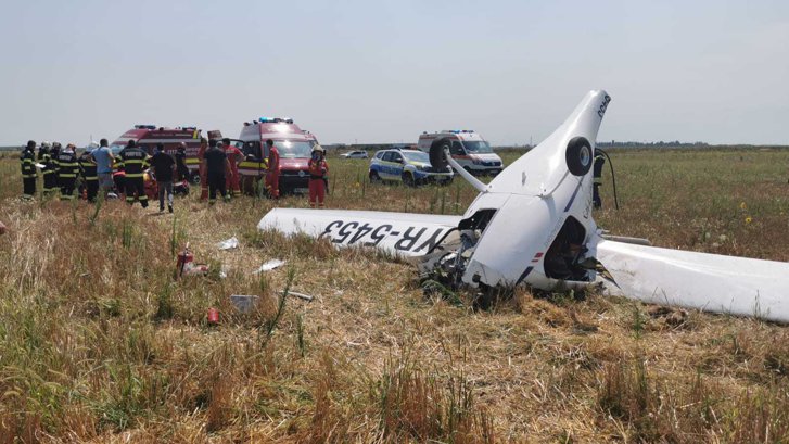 Un avion de acrobație s-a prăbușit în județul Prahova. Pilotul a murit