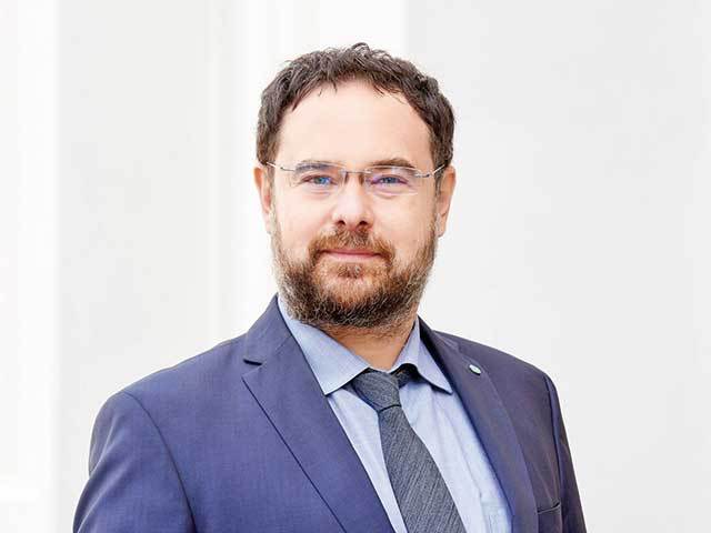 Analiștii financiari anticipează că BNR va majora rata de dobândă la cel putin 4,25% în următoarele 12 luni, cursul valutar va ajunge la 5,08 lei/euro și rata medie a inflației la 8,03%. Indicele ROBOR la 3 luni, cel mai folosit indicator pentru credite, va atinge 5,28%
