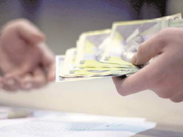 INS: Salariul mediu net a crescut în februarie cu 0,6% față ianuarie și cu 10,6% an/an, la 3.721 lei