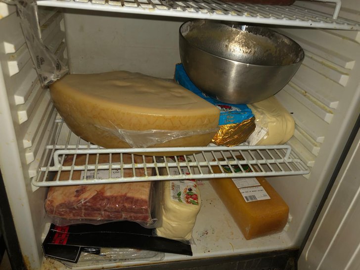 Alimente expirate și mucegăite în bucătăria unui hotel din Galați