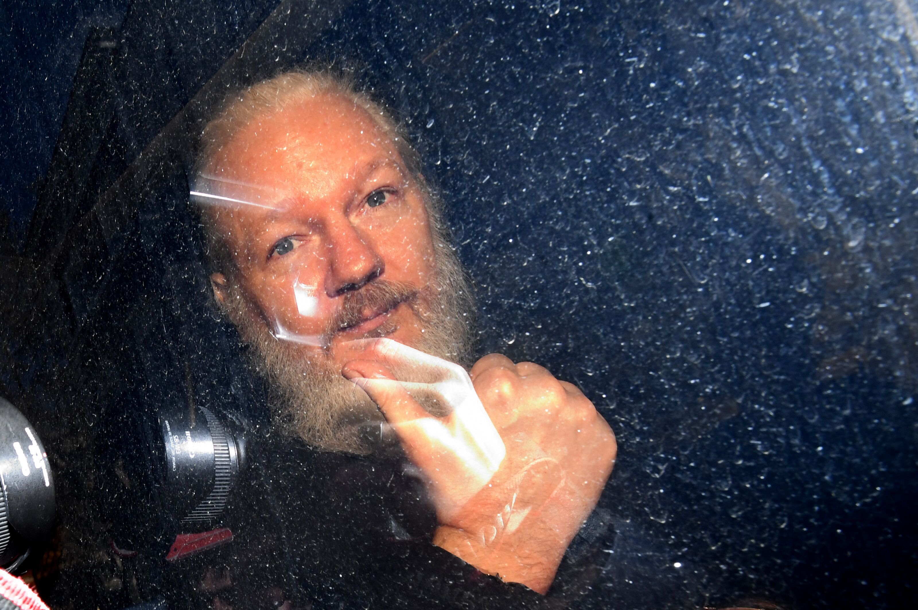 O instanță din Marea Britanie confirmă posibilitatea extrădării lui Julian Assange în SUA